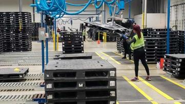 Skladiščnik na oddelku sortiranja palet