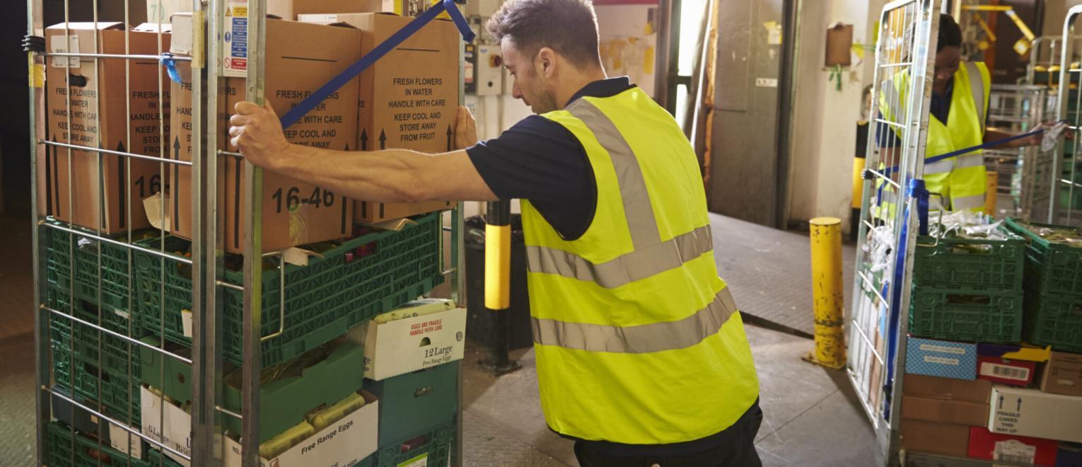 Skladiščnik na oddelku sortiranja embalaže